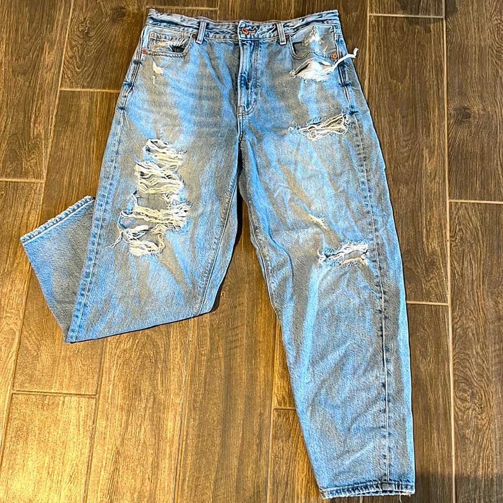 American Eagle ripped mom jeans!